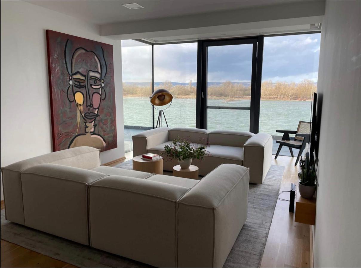 Modernes Mit Wunderschonem Rheinblick